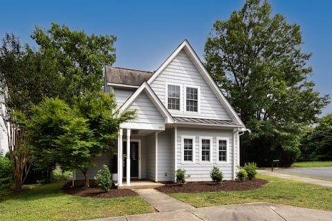 South CLT/Walk to Restaurants/HOT TUB/ Quiet/Clean