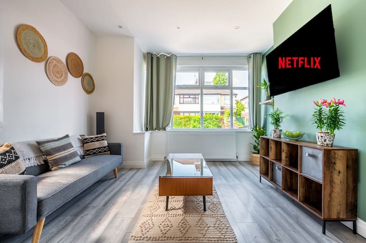 3-bed W/garden & Parking - Stockport