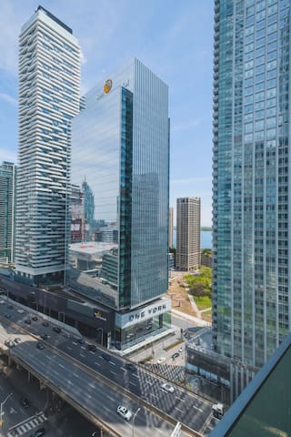Chic 2-Bdrm Condo~Downtown T.O.