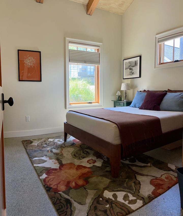 Წყნარ საძინებელში არის ახალი Tuft & Needle ადაპტირებული ქაფის ლეიბი, ქვემოთ და მეხსიერების ქაფის ბალიშები, ქვემოთ პლედი, დამატებითი საბნები, ხარისხიანი თეთრეული და ოთახის გამუქების ფერები მშვიდი ძილისთვის.  