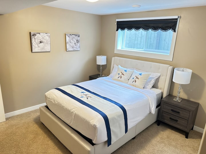 habitación con cama tamaño queen en el sótano