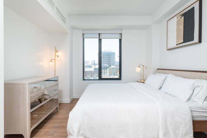 Luxury Apartment w King Bed, Shared Pool & Rooftop gallery image 4