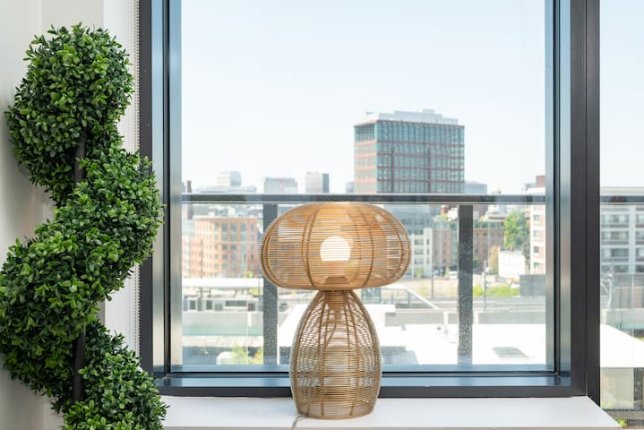 Luxury Apartment w King Bed, Shared Pool & Rooftop