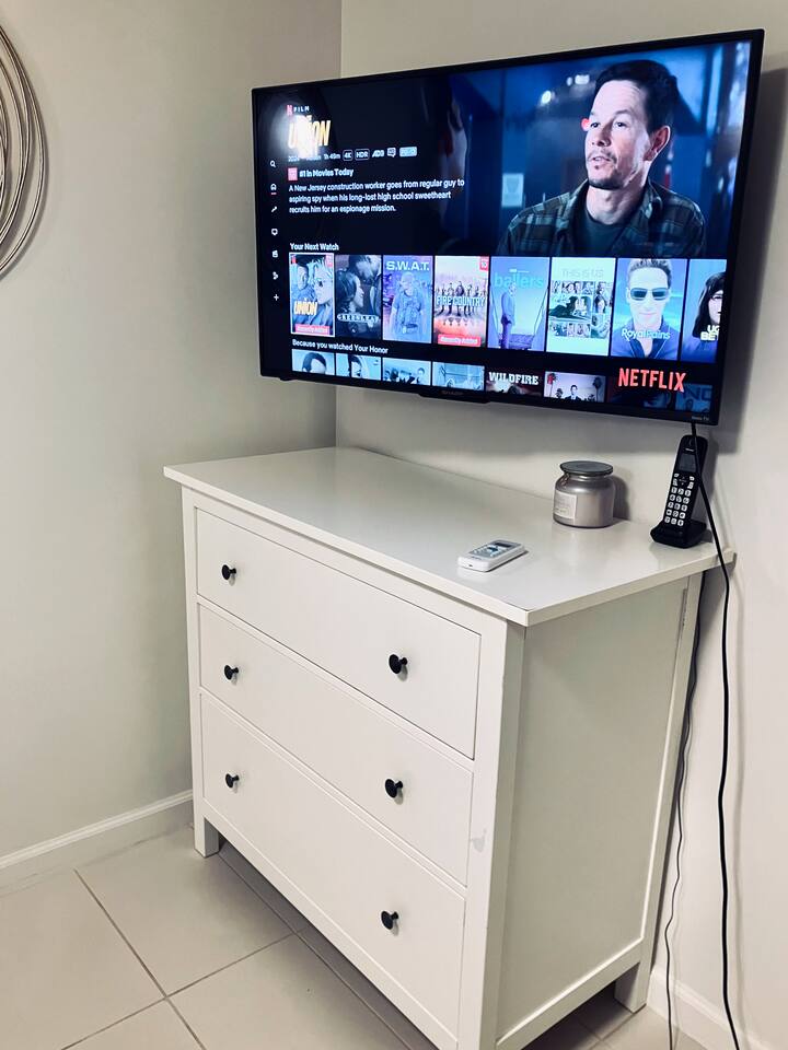 Паметен HD телевизор и гардеробер во главната спална соба.
Netflix е вклучен на телевизија.