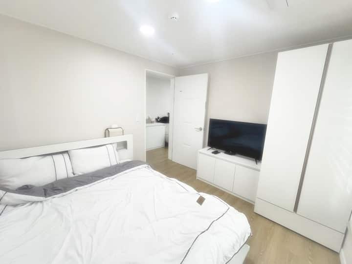 Queen ‑ ის ზომის საწოლი, SmartTV, გარდერობი და კარადა.