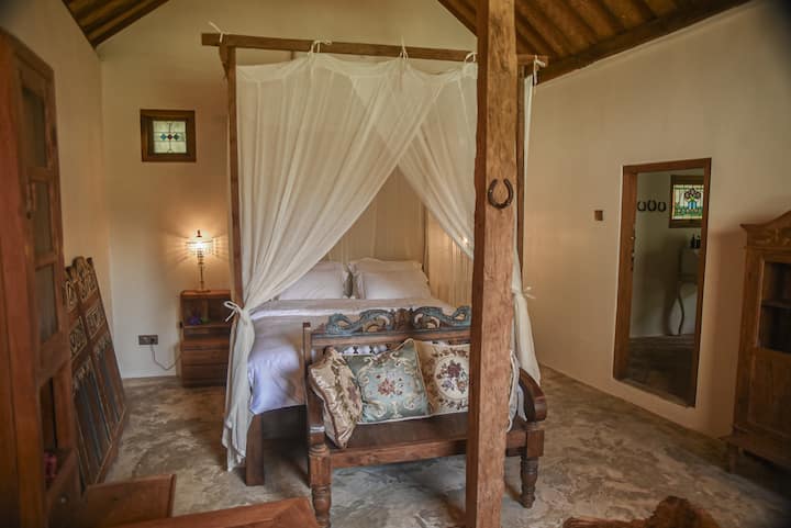 Wolf's Den includes a separate guest house with its own entrance and patio. This beautiful addition offers extra privacy from the main house.