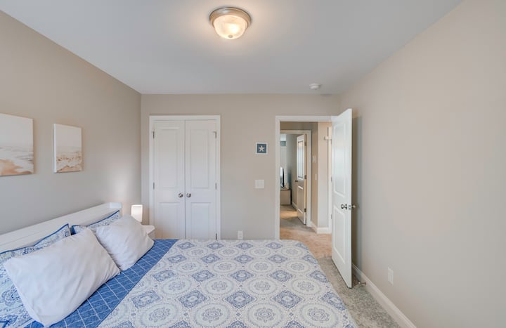 Manželská posteľ s výsuvným spodným dvojitým trundlom. LED náladové osvetlenie s diaľkovým ovládaním.