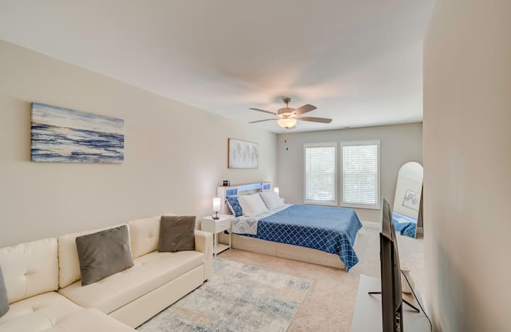 Manželská posteľ na ráme farmy s LED náladovým osvetlením.  Rozkladací gauč v plnej veľkosti s ležadlom