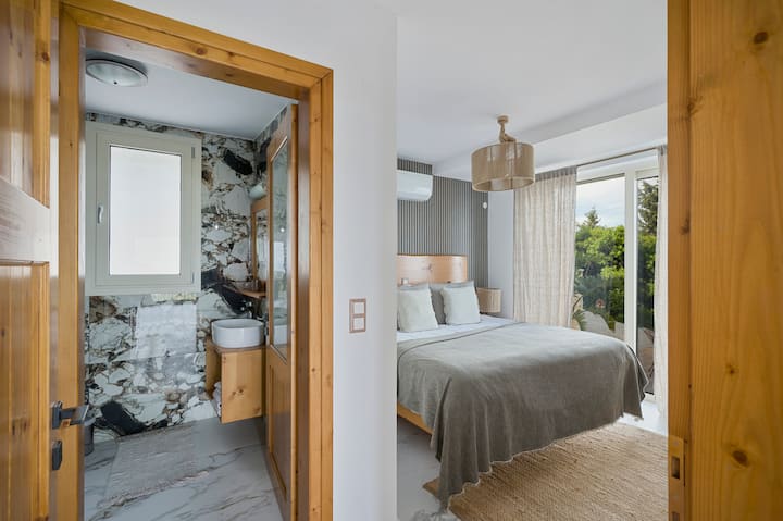 Приватна спална соба со директен пристап до базен за непречен проток