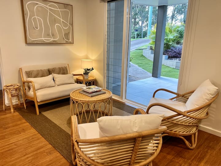 Spacious Coastal Retreat With Pool - Port Stephens