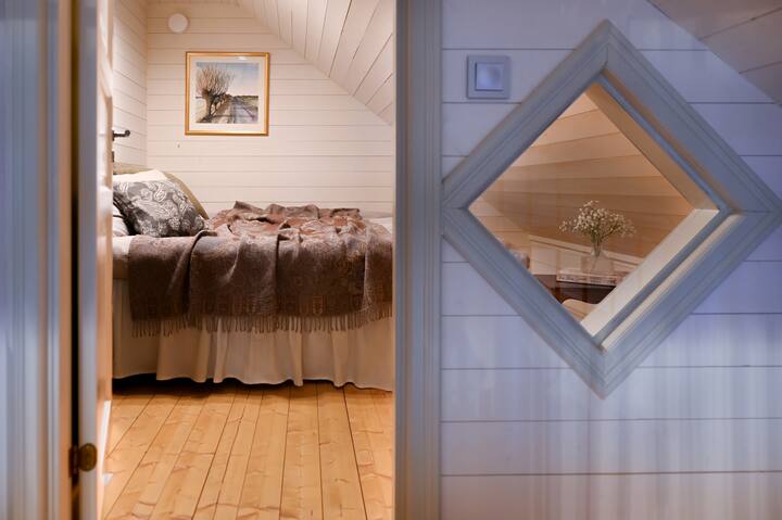 Välkommen in i sovrum 1. 

Det är ett mysigt litet sovrum med en dubbelsäng med måtten 160 cm x 200 cm. 

Rummet har snedtak och ett fönster som går in mot det stora rummet (dvs ej ett vanligt fönster). 