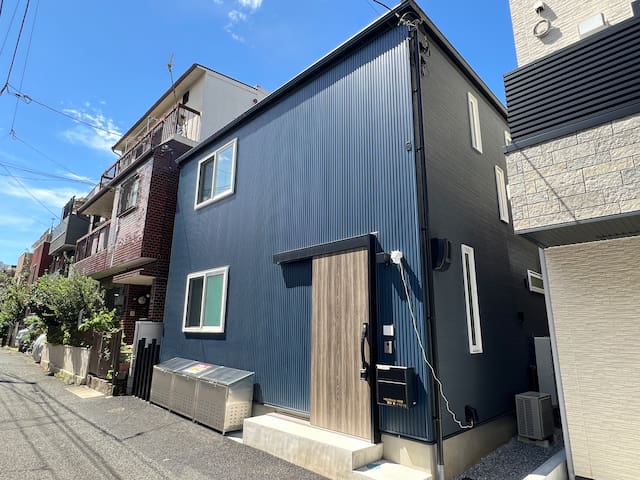 【新宿・電車3分/渋谷・電車10分/新大久保駅・徒歩5分】最大9名/75㎡/新築デザイナーズハウス