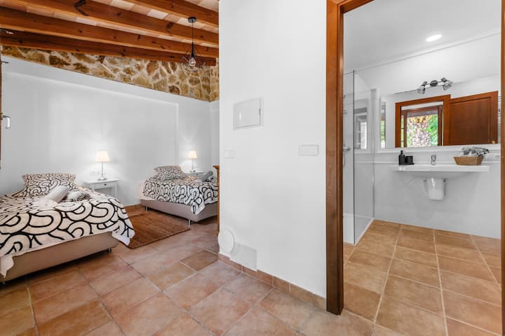 Schlafzimmer 6