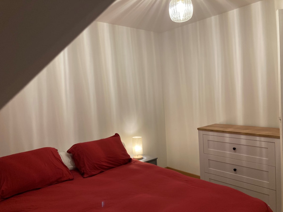 Dhomë gjumi me krevat dopio "queen" (2 jastëkë dhe një edredon)
1 tavolinë  + abazhur pranë krevatit 
Një komodinë
Një karrige Voltaire
Mbajtësi i bagazheve (për të shmangur vendosjen e tyre në krevat!)