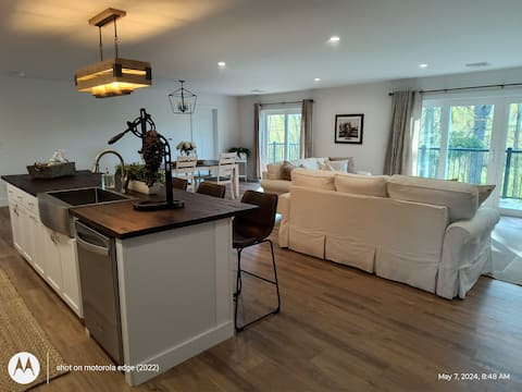 Popular Airbnb listing: Saratoga Lake, TB Racing, Concerts & Regatta in Albany / Schenectady / Troy