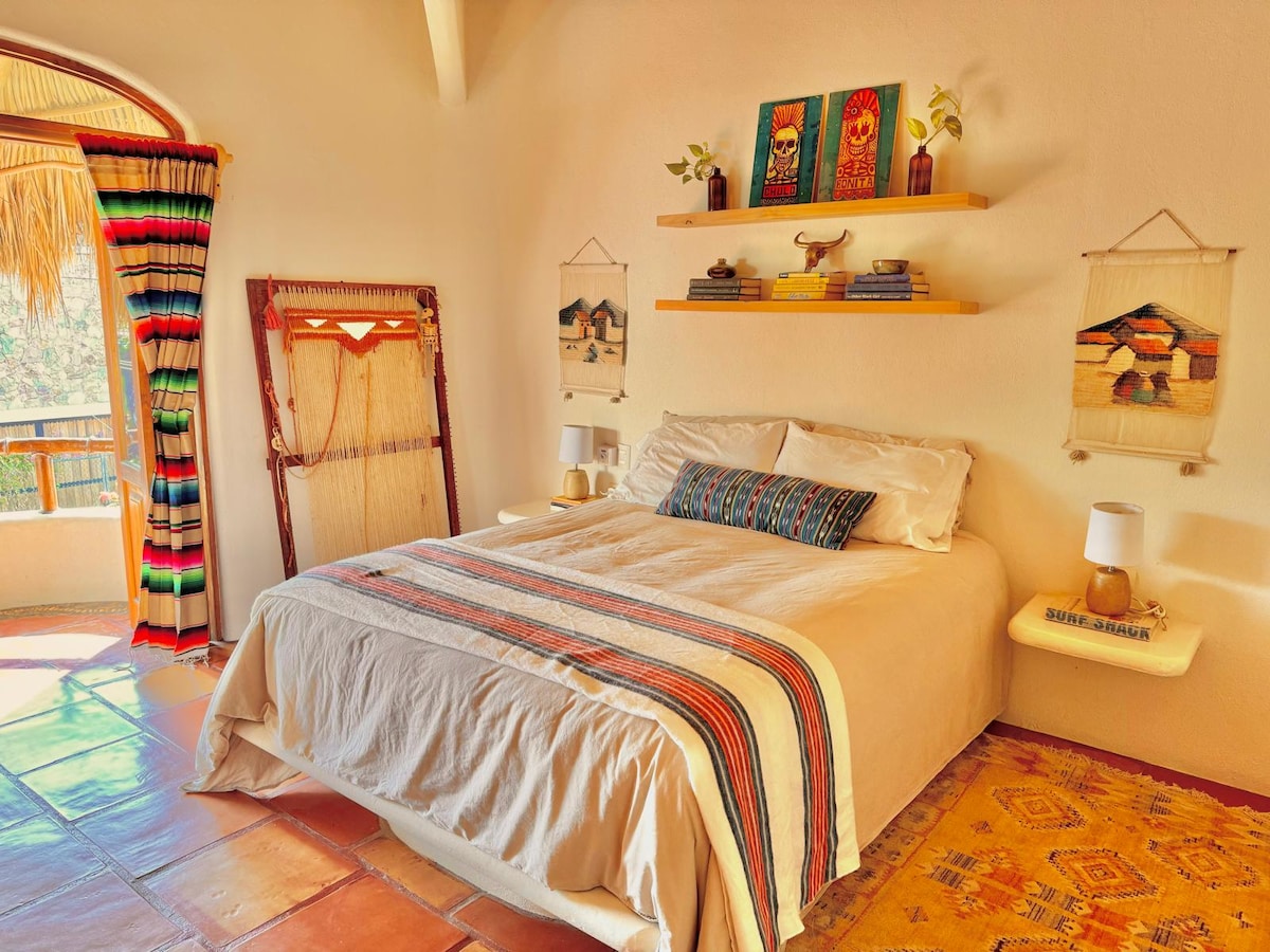 Dormitorio #1 en la planta superior con baño en suite, balcón privado y armario completo.