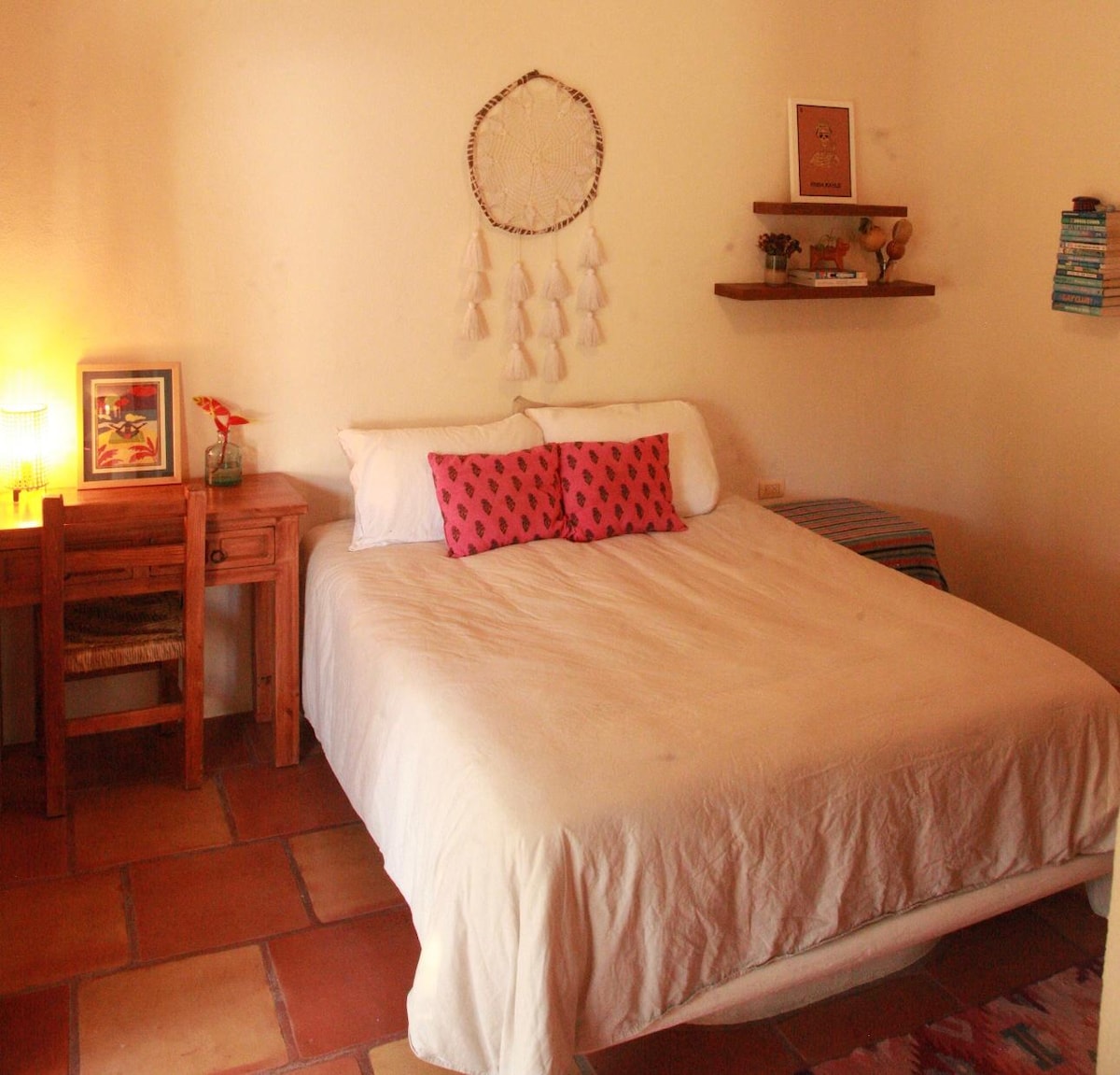 Dormitorio #3 en la planta baja con baño en suite, balcón privado y armario completo.