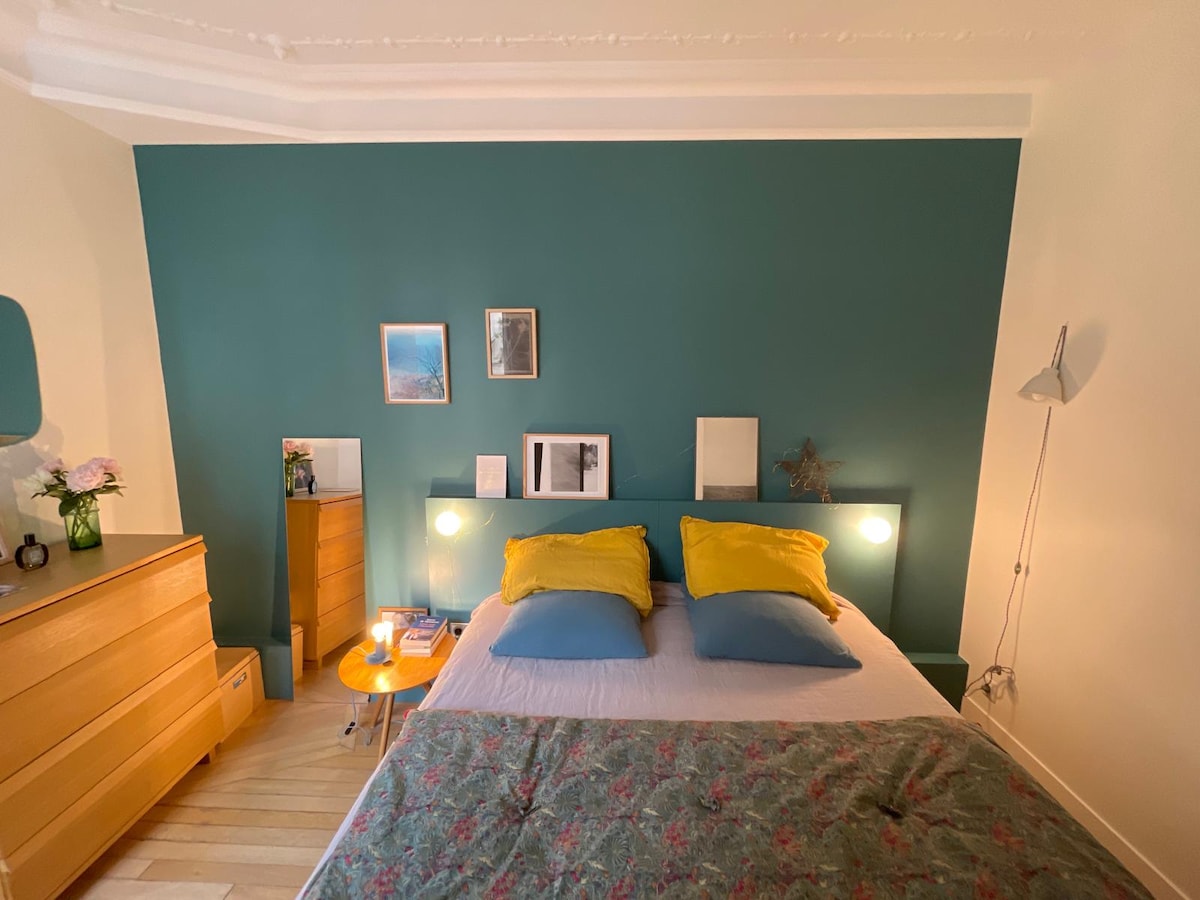 Dhomë e këndshme e qetë në oborr me shtroja me cilësi të lartë, krevat dopio "king", grilë me rrota dhe xham dopio.

Arkë e madhe me sirtarë të disponueshëm.

Mundësia për të shtuar krevat fëmijësh sipas kërkesës.
