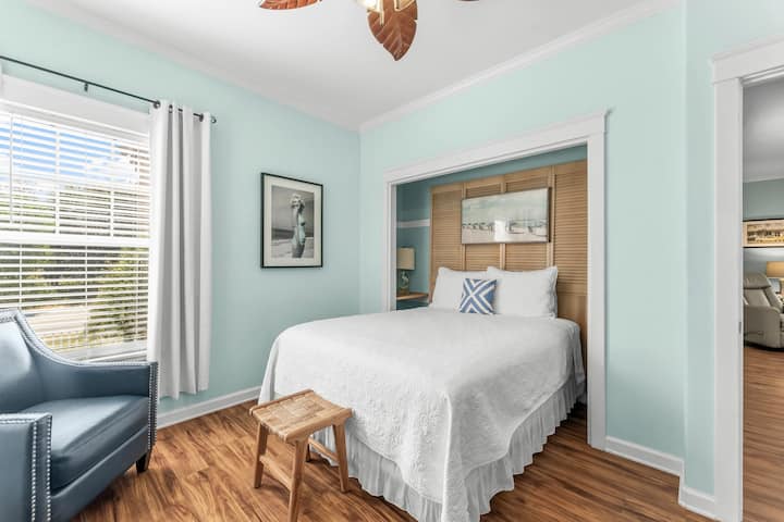 Bedroom #2 - 1st floor Queen bedroom (Sleeps 2) 