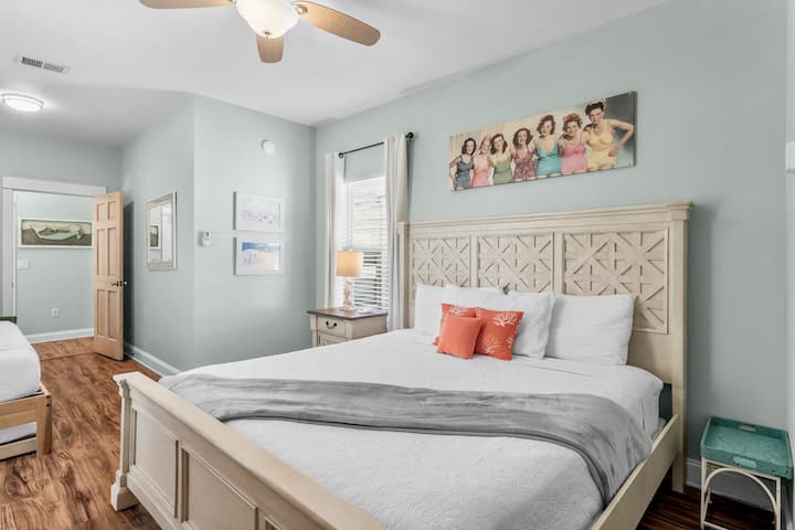 Bedroom #1 - 1st floor King bedroom with XL twin bed/twin trundle (Sleeps 4) 