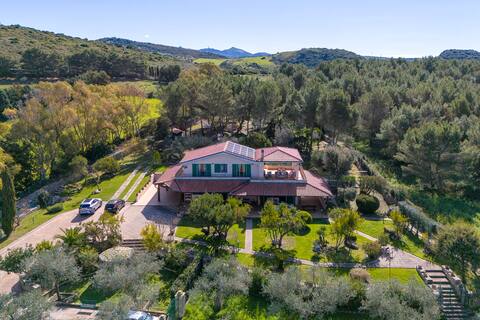 Panoramic villa surrounded by greenery, overlooking Asinara.