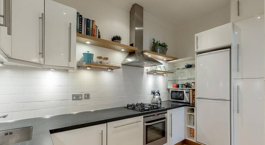 Central & Stylish 2 Bed Full Apartment gallery image 3