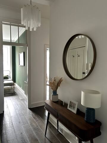 Central & Stylish 2 Bed Full Apartment gallery image 4