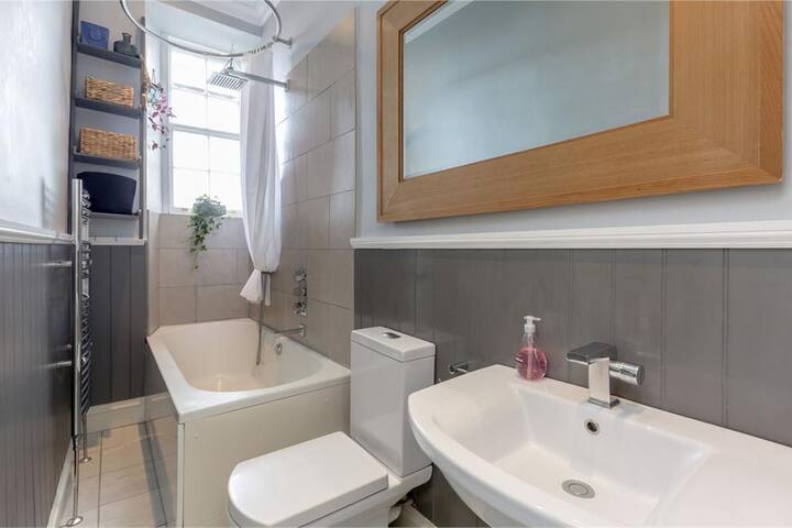 Central & Stylish 2 Bed Full Apartment gallery image 5