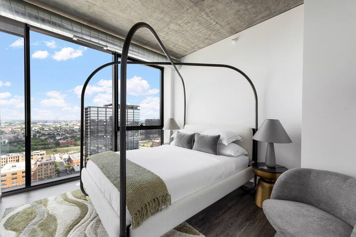 Sky-High 2BR w/ Gym & City Views gallery image 3