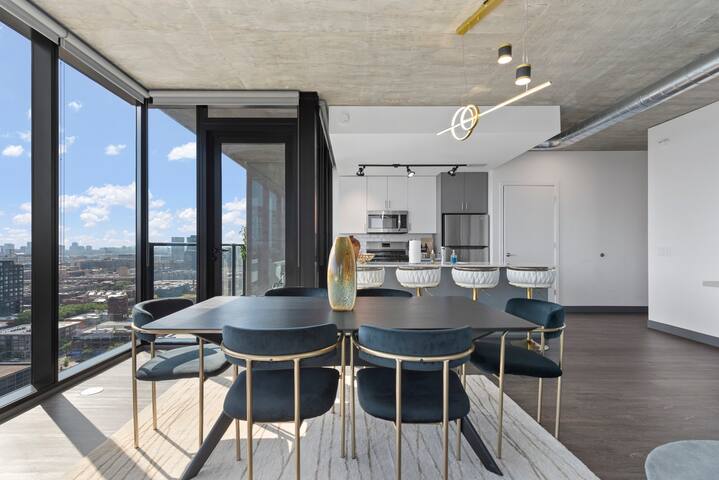 Top-Floor Oasis: 2BR in Heart of Fulton Market gallery image 2