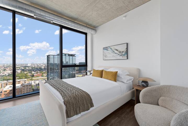 Top-Floor Oasis: 2BR in Heart of Fulton Market gallery image 3