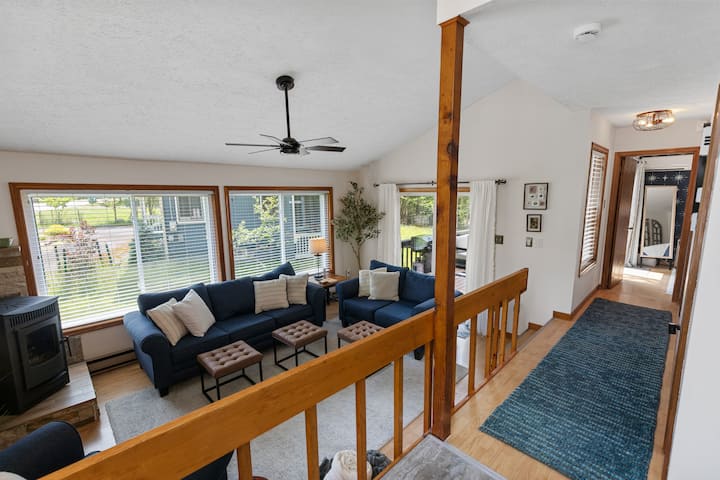 Private Cabin W Hot Tub! Deck, Grill & 2 Firepits! - Gouldsboro Lake, PA