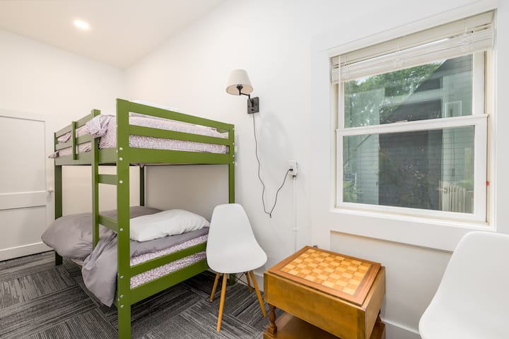 חדר שינה 7 נמצא בקומה הראשית ויש לו מיטת קומתיים זוגית. ויש בו שולחן שחמט.