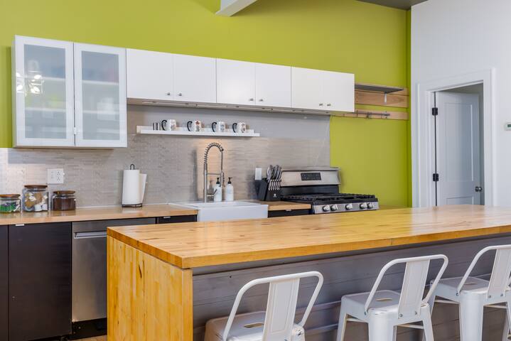 Huge & Sunny 16 BD Home~Arcade~Event Space~Theater gallery image 5