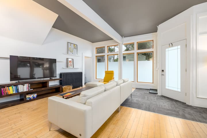 Huge & Sunny 16 BD Home~Arcade~Event Space~Theater gallery image 3