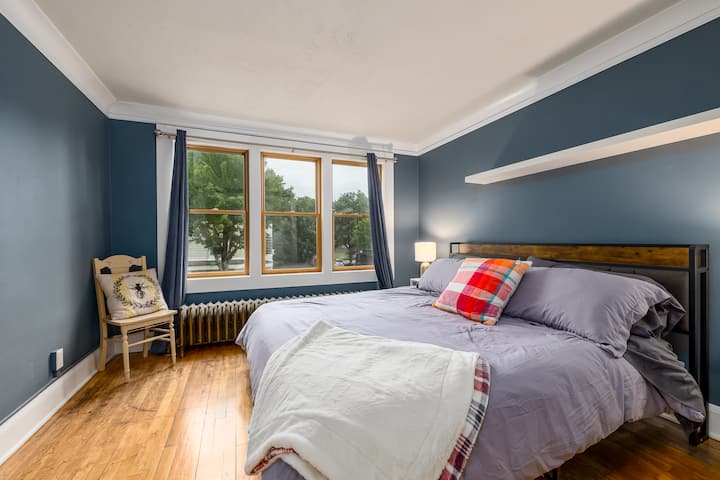 בחדר שינה 1, בקומה השנייה, יש מיטת קינג סייז. אז אם אתם מכירים מלכים, אני בטוח שהם ירגישו בנוח.