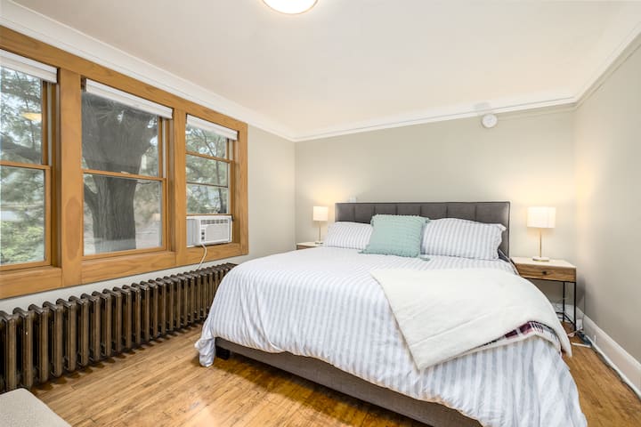 בחדר שינה 3, בקומה השנייה, יש מיטת קינג סייז.