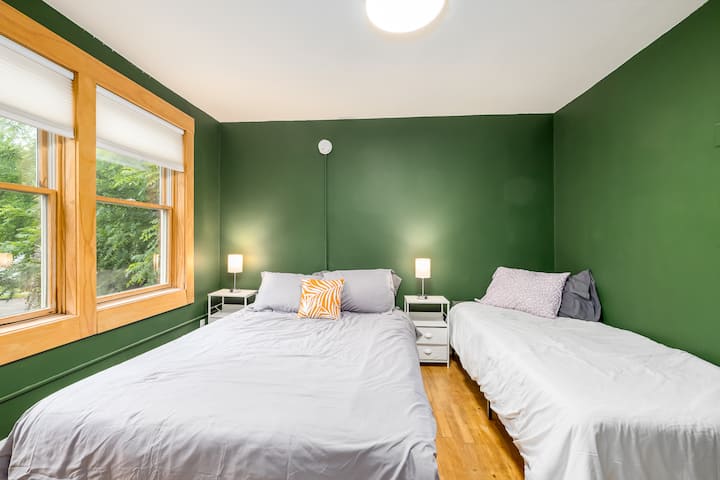 בחדר השינה 8, בקומה השנייה, יש מיטת זוגית, מיטת קווין סייז ומיטת זוגית