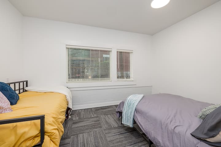 בחדר שינה 9 יש מיטת קווין סייז ומיטה זוגית. הם נמצאים בחדר שינה פרטי משלהם, אבל החדר הזה ממוקם בבית הכרכרה הנפרד, שנמצא ממש מאחורי הבית הראשי.