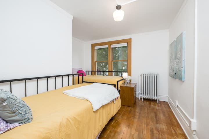 בחדר שינה 2, בקומה השנייה, יש שתי מיטות נפרדות. אז, אם יש לכם תאומים, הם יכולים להישאר בחדר הזה. יש גם  סלסול זוגי מתחת לאחת המיטות שאפשר לגלגל.