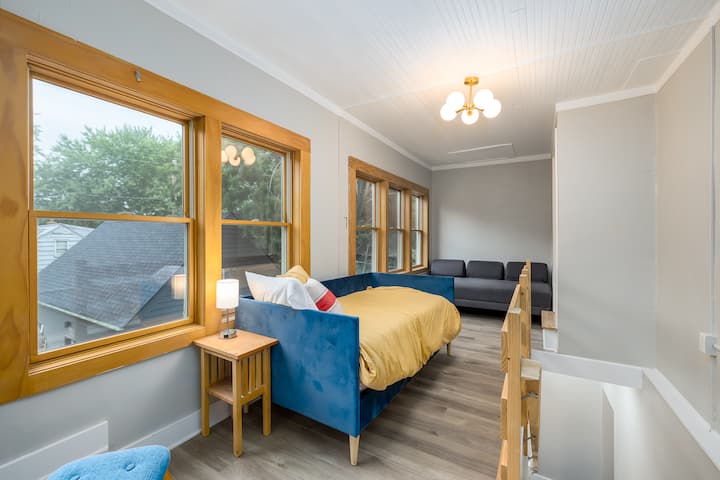 לא הייתי קורא לזה חדר שינה. בלופט/חדר שמש למעלה יש מיטת יום זוגית וספה נפתחת של איקאה (ספה שטוחה בגודל מלא או מיטה, תלוי איך אתם משתמשים בה).
מקום נוסף להתפרש בו!