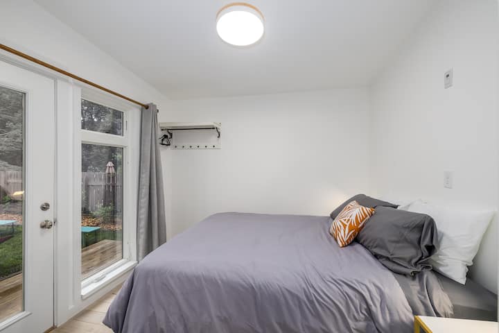 בחדר שינה 6 יש מיטת קווין סייז והוא נמצא בקומה הראשית לא רחוק מהסלון וחצי האמבטיה.