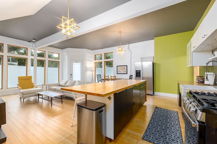 Huge & Sunny 16 BD Home~Arcade~Event Space~Theater gallery image 4