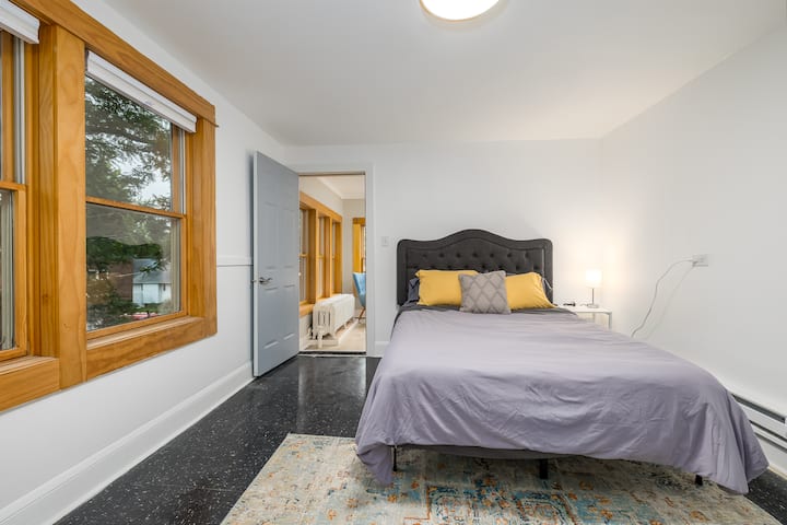 בחדר שינה 4, בקומה השנייה, יש מיטת קווין סייז.