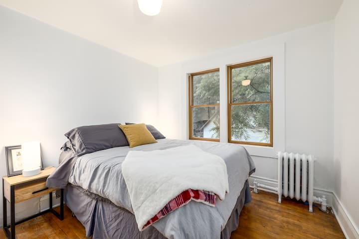 בחדר שינה 5, בקומה השנייה, יש מיטת קווין סייז. התמונה הזו צולמה ממש לפני שהתקנו וילונות האפלה... אז אם אתם מלכה שאוהבת לישון עד מאוחר, ייתכן שזו המיטה בשבילכם.