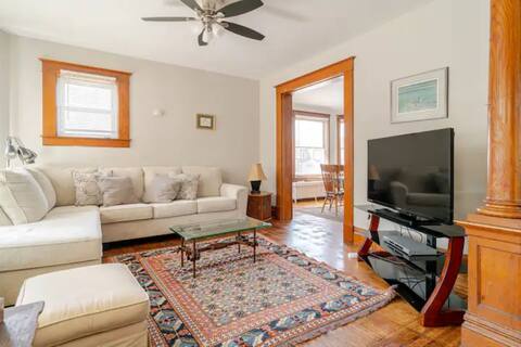 VIctorian House|Sleeps 10|Fenced|4BR|Full Kitchen