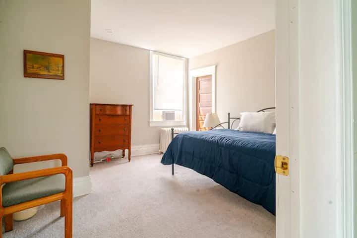 Šarmantna spavaća soba: dobro osvijetljena i uređena u retro stilu, savršeno utočište za opuštanje!