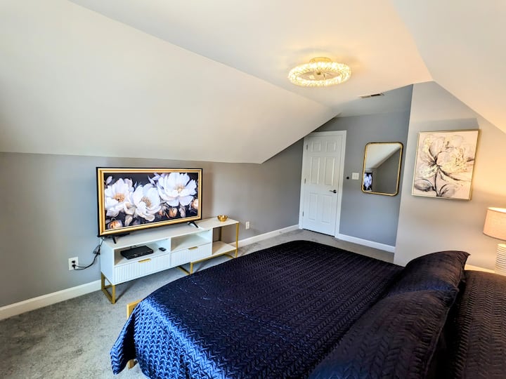 La habitación King de arriba también tiene un televisor de 55pulgadas y un reproductor Blue Ray.