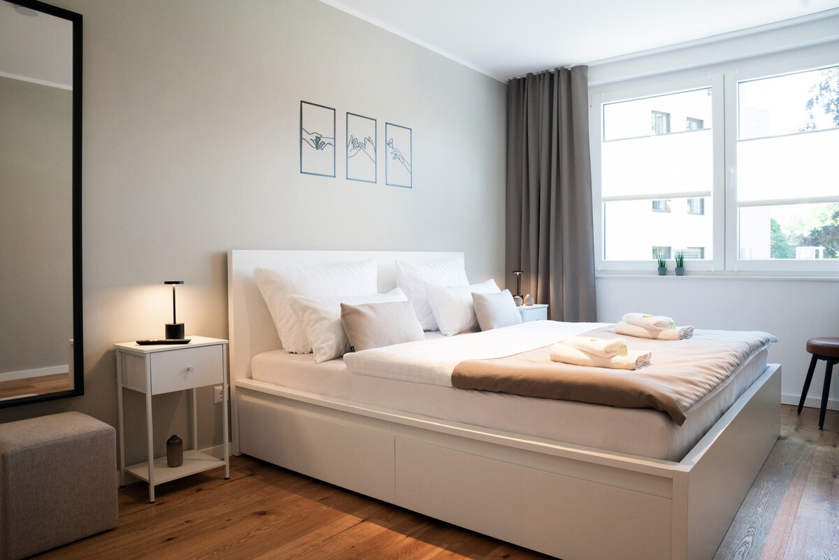 La espaciosa cama doble te invita a relajarte y ofrece una hermosa vista al exterior. Disfruta de la comodidad y la tranquilidad para pasar una noche de relax.