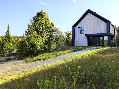 Luxurious Chalet Aube - Waterfront, Spa, Fireplace